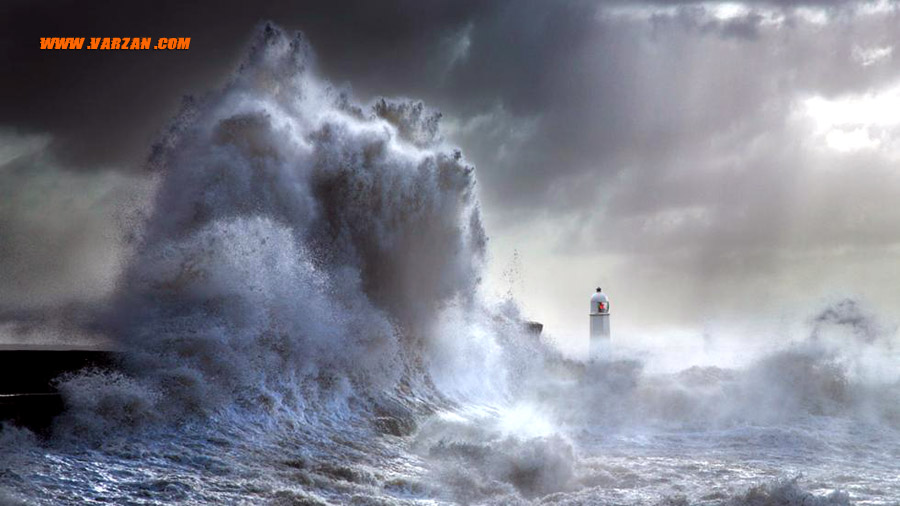 برخورد امواج خروشان به فانوس دریایی پورث کال در جنوب ولز در طول طوفان